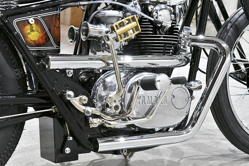 カスタムバイクのエンジンとマフラー