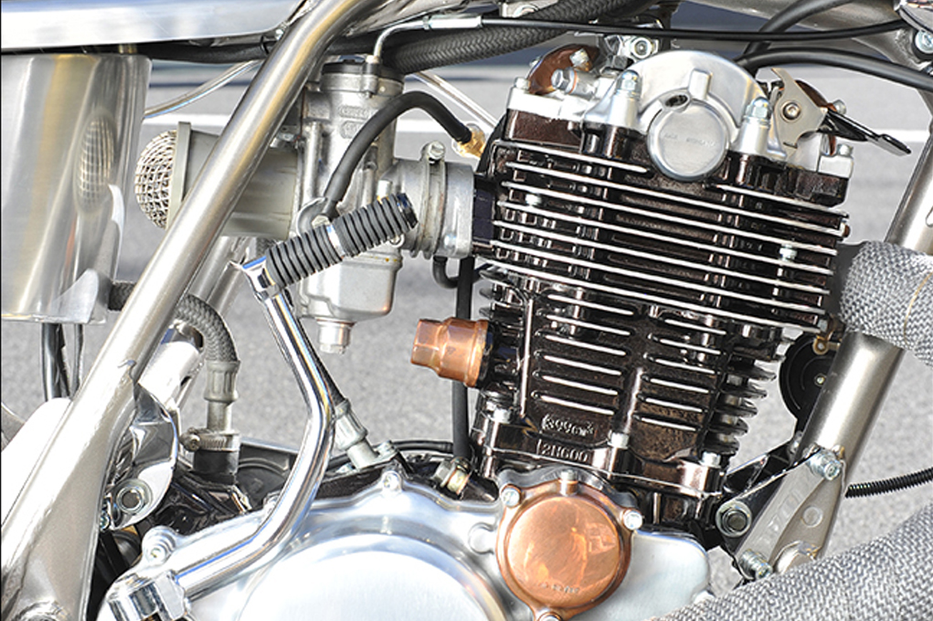 イエローヘッドライトのフロントフォーク